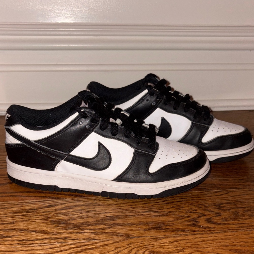 Nike panda low dunks-size 5 Y; little worn/little crease